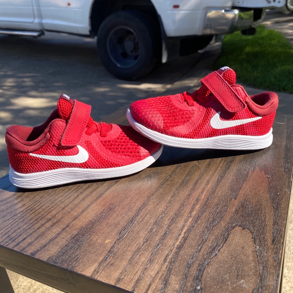 Nike Revolution 4 8C Sneakers Red Velcro